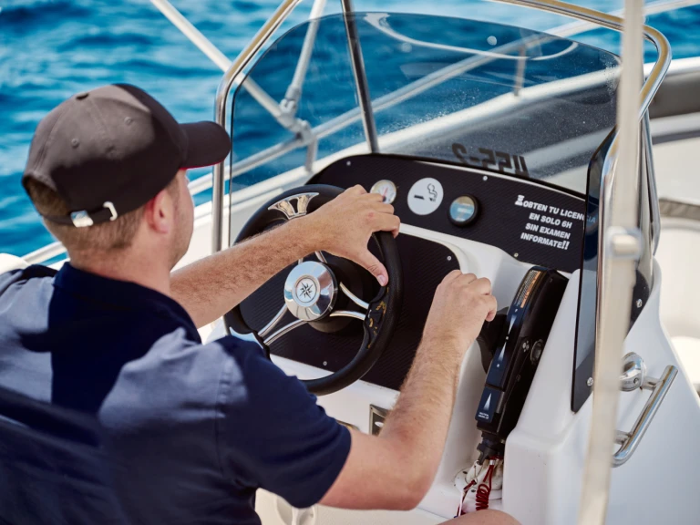 Poseidon 455R między profesjonalistami a osobami prywatnymi w Altea