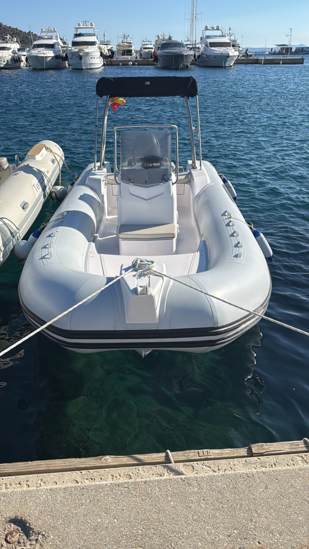 Wynajmij Capelli F130LA w Roses