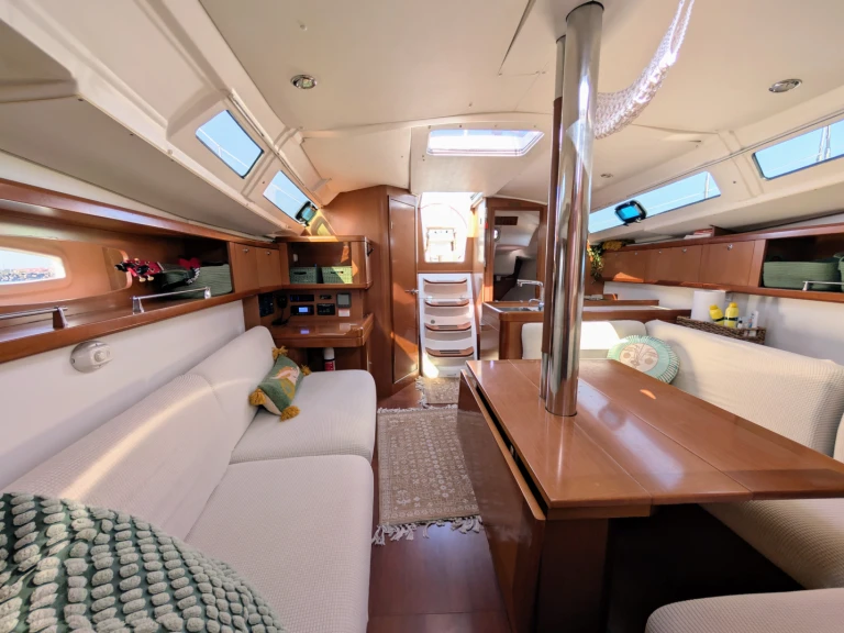 Wynajem Żaglowiec Bénéteau z patentem 