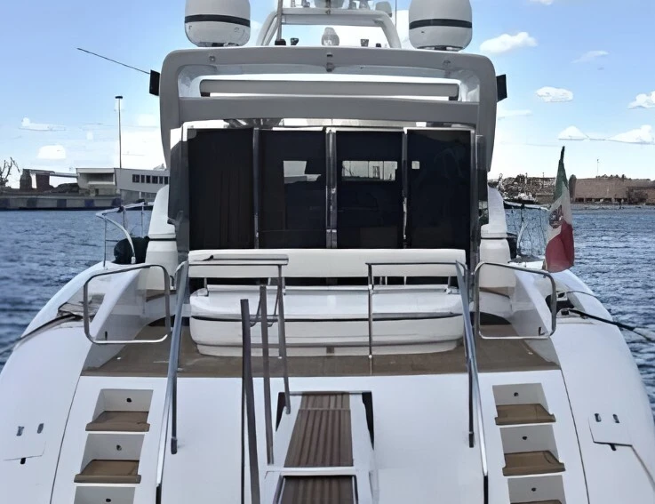 Luksusowy jacht do wynajmu w Castellammare di Stabia w najlepszej cenie