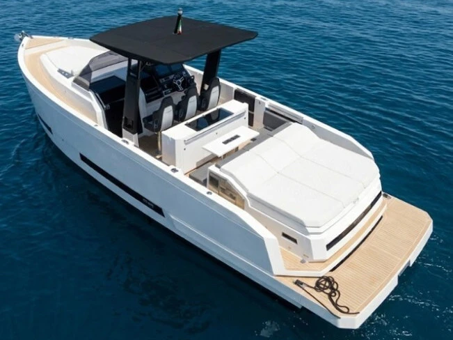 De Antonio DE ANTONIO D36 między profesjonalistami a osobami prywatnymi w Pozzuoli