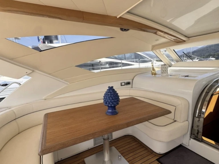 Cayman Cayman 55 WA między profesjonalistami a osobami prywatnymi w Salerno