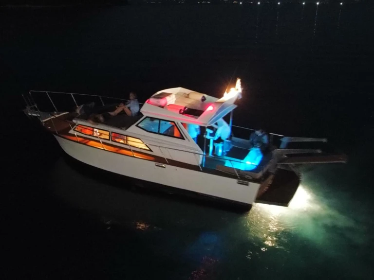 Wynajem Motorówka Chris Craft z patentem 
