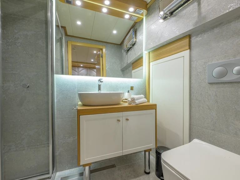  Motoryacht Belgin Sultan między profesjonalistami a osobami prywatnymi w Fethiye