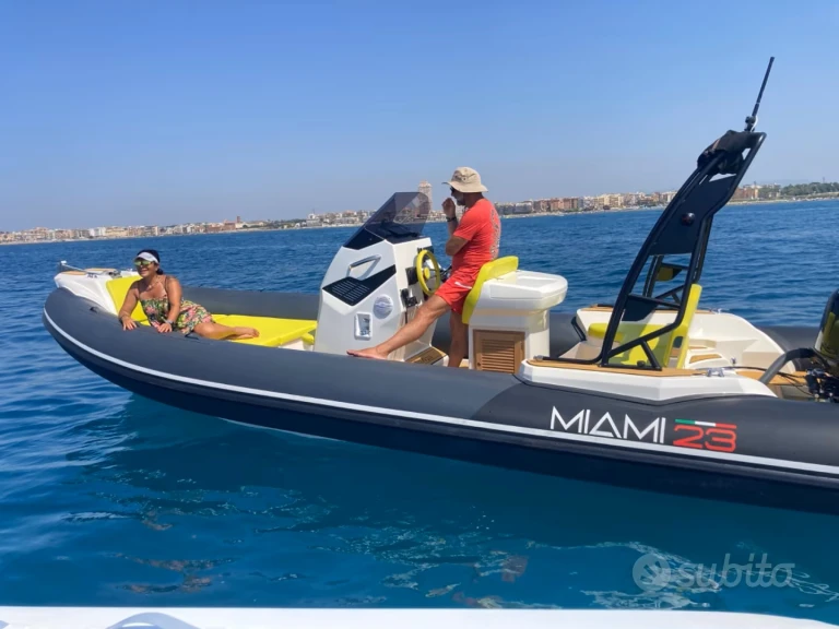 Łódż półsztywna do wynajmu w Chiavari w najlepszej cenie