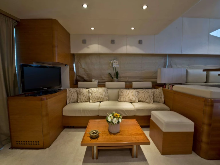 Aicon JULY między profesjonalistami a osobami prywatnymi w Eleusis