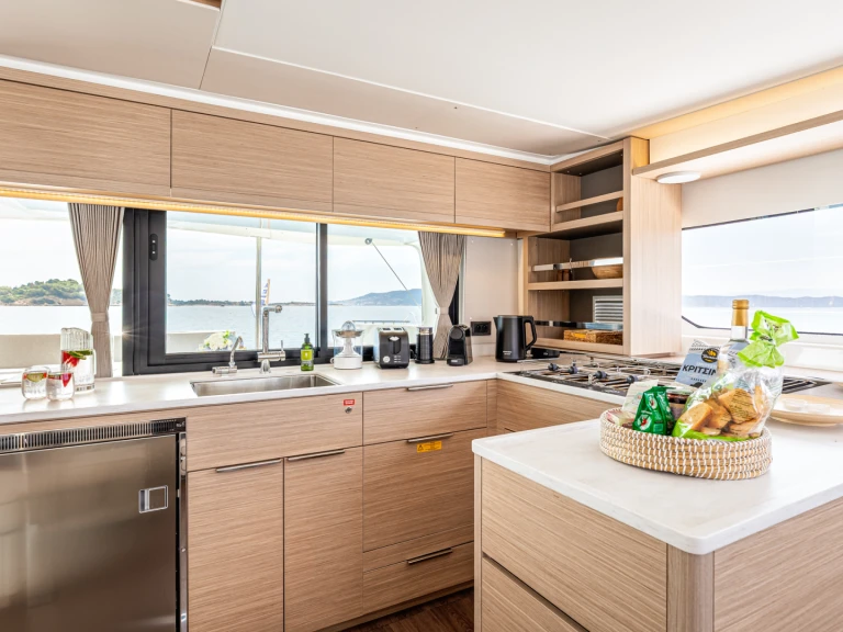 Lagoon Lagoon 46 między profesjonalistami a osobami prywatnymi w Gouvia