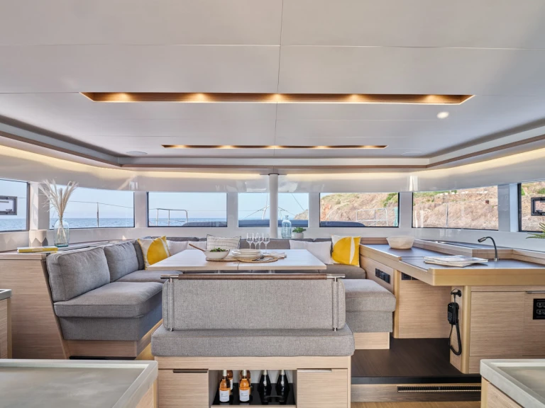 Lagoon Lagoon 51 między profesjonalistami a osobami prywatnymi w Antibes