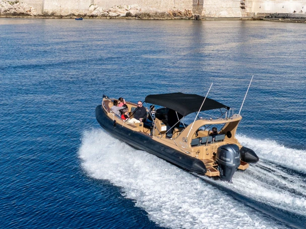 Aga Marine AGA Soul 750 między profesjonalistami a osobami prywatnymi w Marina Frapa Dubrovnik
