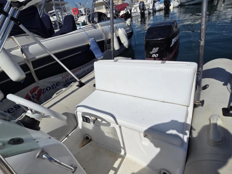 Wynajmij Zodiac International w Toulon