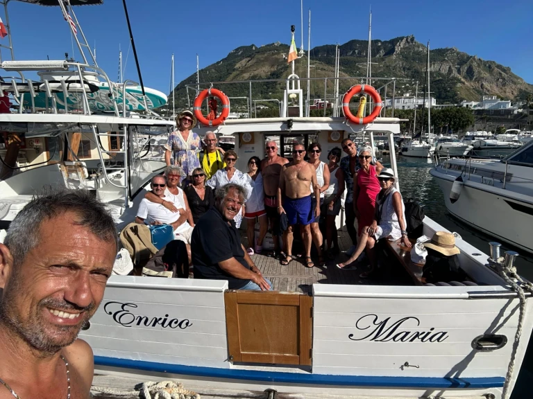 Custom Gozzo42 między profesjonalistami a osobami prywatnymi w Porto di Forio