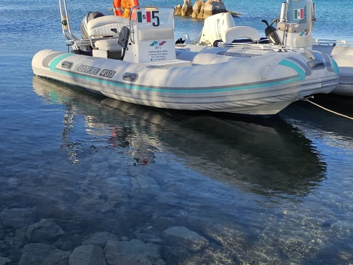 Capelli Lancer 480 między profesjonalistami a osobami prywatnymi w La Maddalena