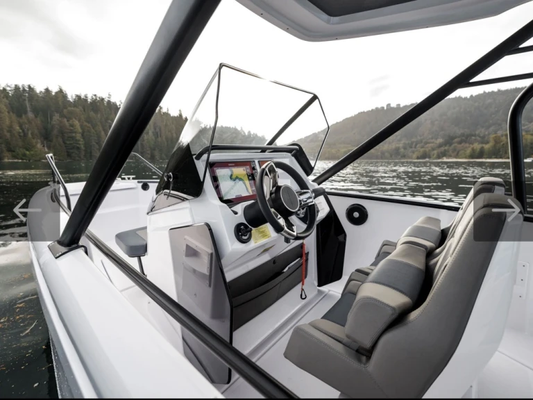 Wynajem Motorówka Axopar z patentem 