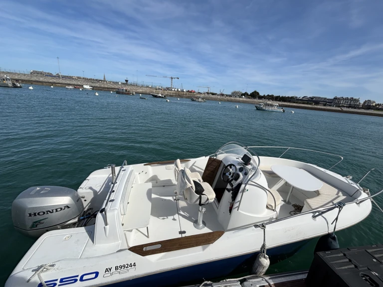 Bénéteau Flyer 6.5 między profesjonalistami a osobami prywatnymi w Saint-Malo