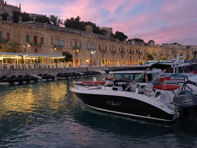 Motorówka do wynajmu w Qawra w najlepszej cenie