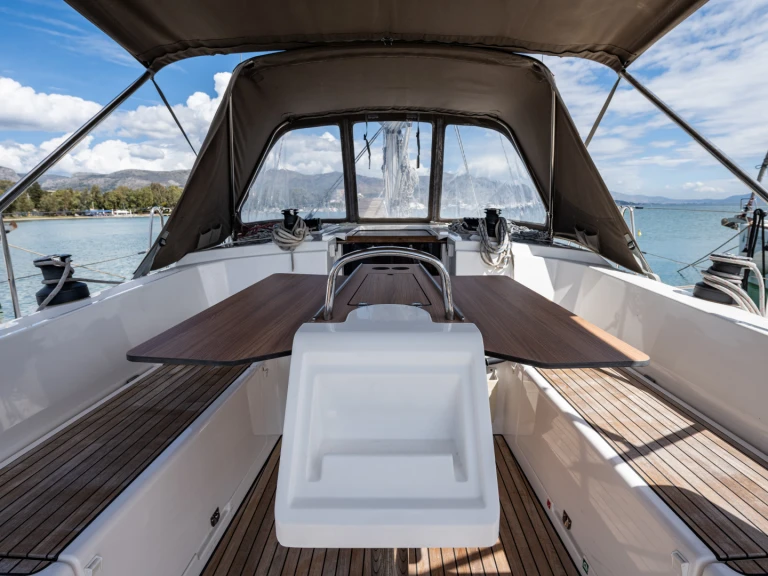 Bavaria Bavaria C38 między profesjonalistami a osobami prywatnymi w Nea Peramos