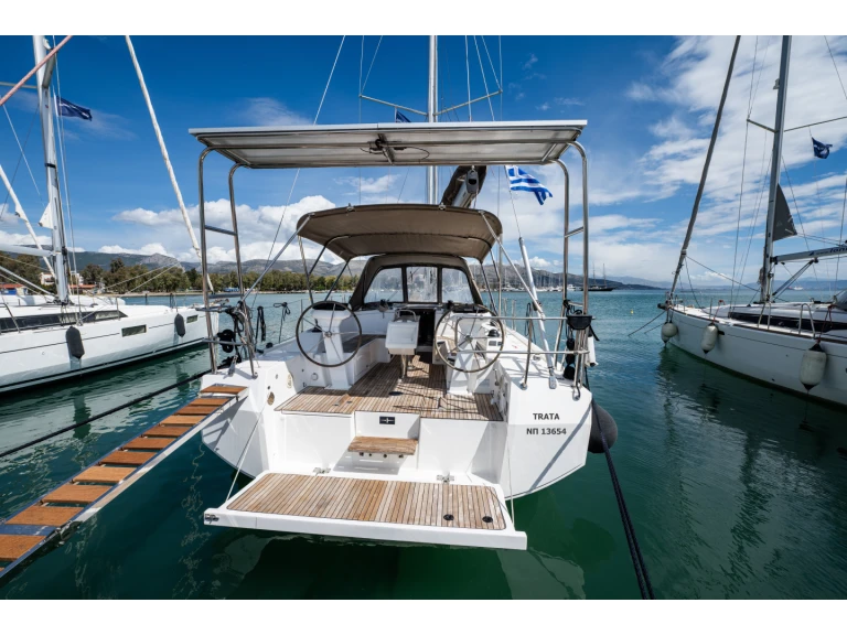 Bavaria Bavaria C38 między profesjonalistami a osobami prywatnymi w Nea Peramos