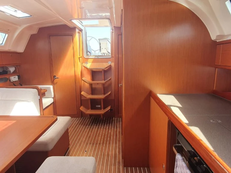 Bavaria Cruiser 41 między profesjonalistami a osobami prywatnymi w Portisco