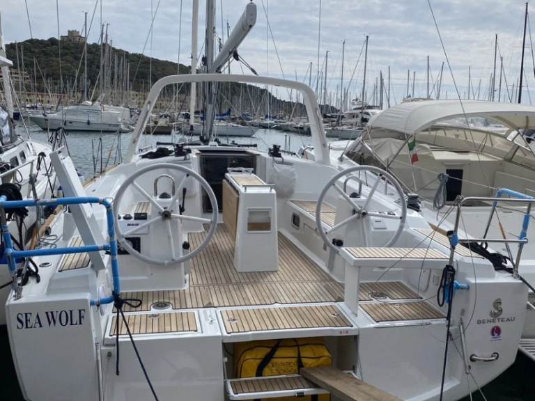 Wynajem Żaglowiec Bénéteau z patentem 