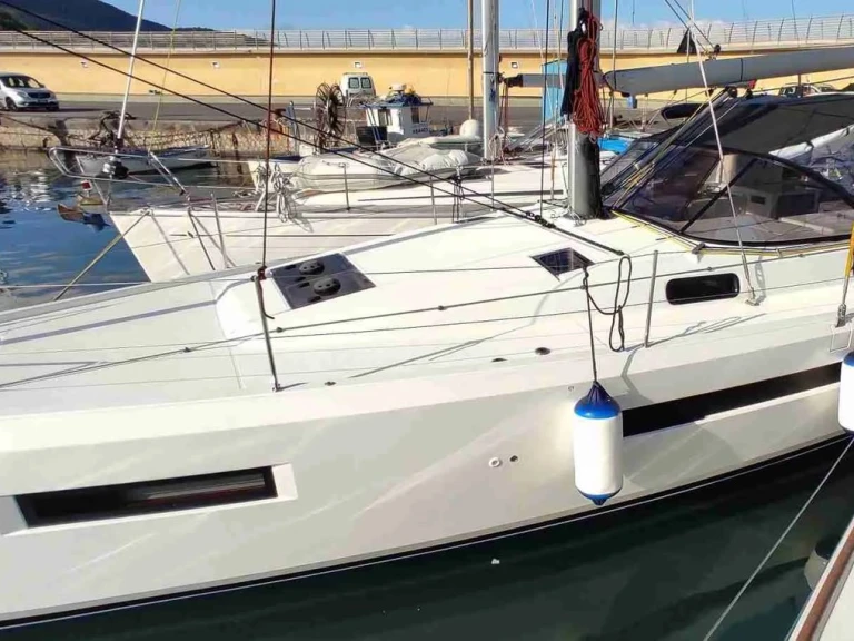 Wynajem Żaglowiec Jeanneau z patentem 