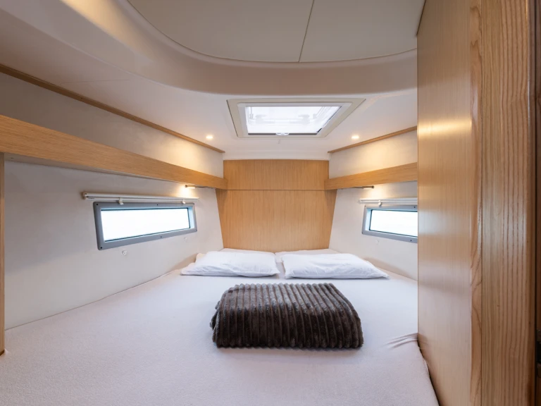 Bavaria Bavaria C38 między profesjonalistami a osobami prywatnymi w Nea Peramos