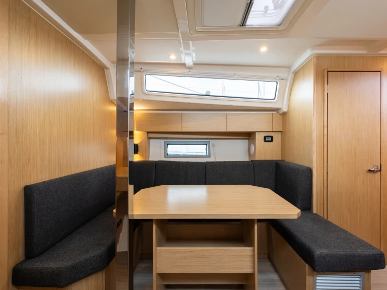 Bavaria Bavaria C38 między profesjonalistami a osobami prywatnymi w Nea Peramos