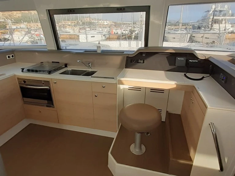 Wynajmij Katamaran z lub bez skippera Bali w Portisco