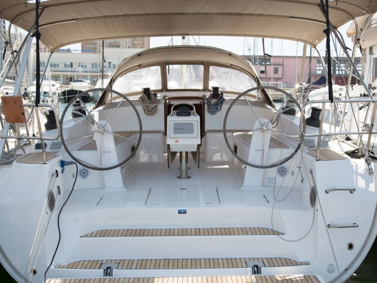 Żaglowiec do wynajmu w Portisco w najlepszej cenie