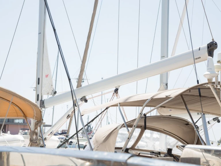 Bavaria Cruiser 51 między profesjonalistami a osobami prywatnymi w Portisco