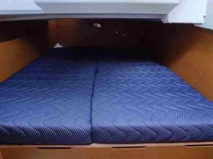 Wynajem Żaglowiec Jeanneau z patentem 