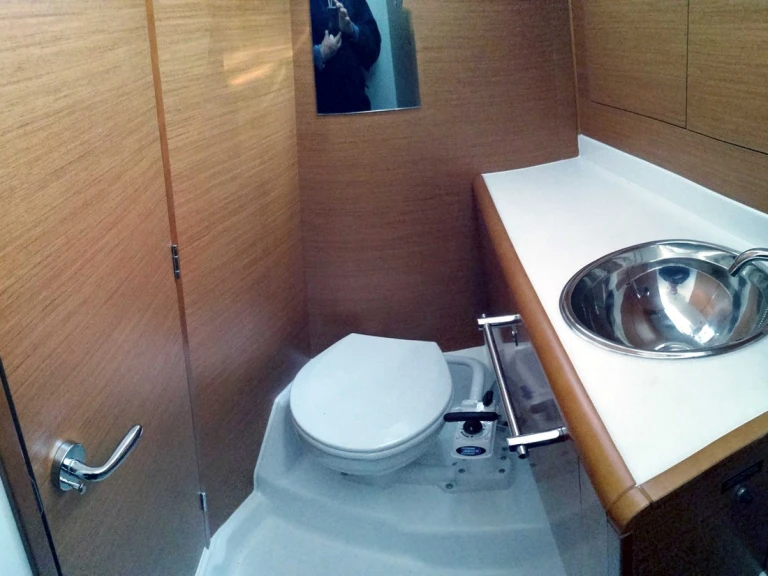 Jeanneau Sun Odyssey 449 między profesjonalistami a osobami prywatnymi w Agropoli