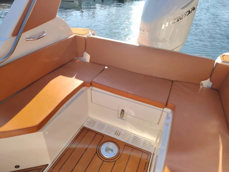 Łódż półsztywna do wynajmu w Bormes-les-Mimosas w najlepszej cenie