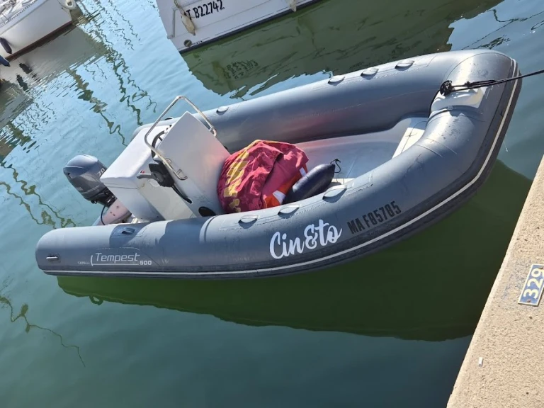B2 Marine Cap Ferret 500 między profesjonalistami a osobami prywatnymi w Martigues