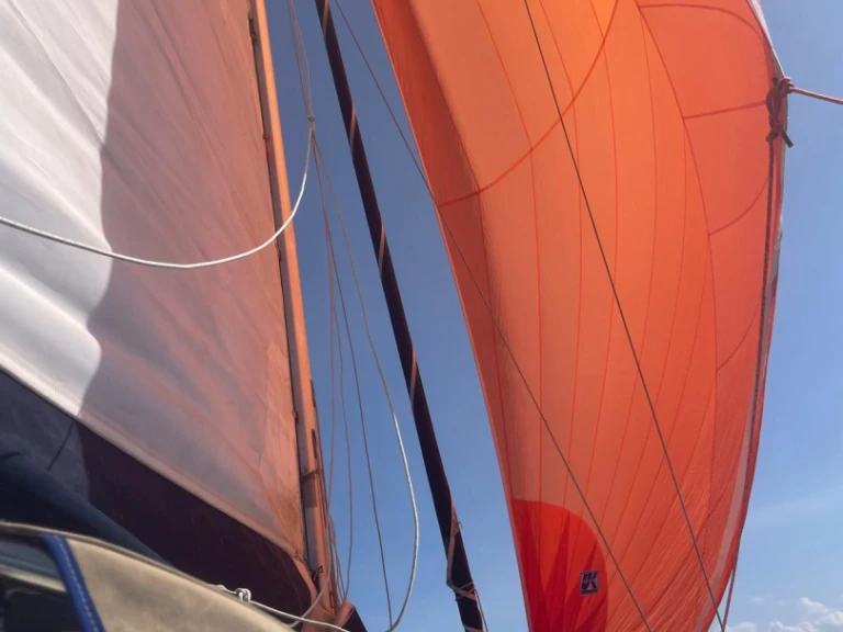 Wynajem Żaglowiec Bénéteau z patentem 