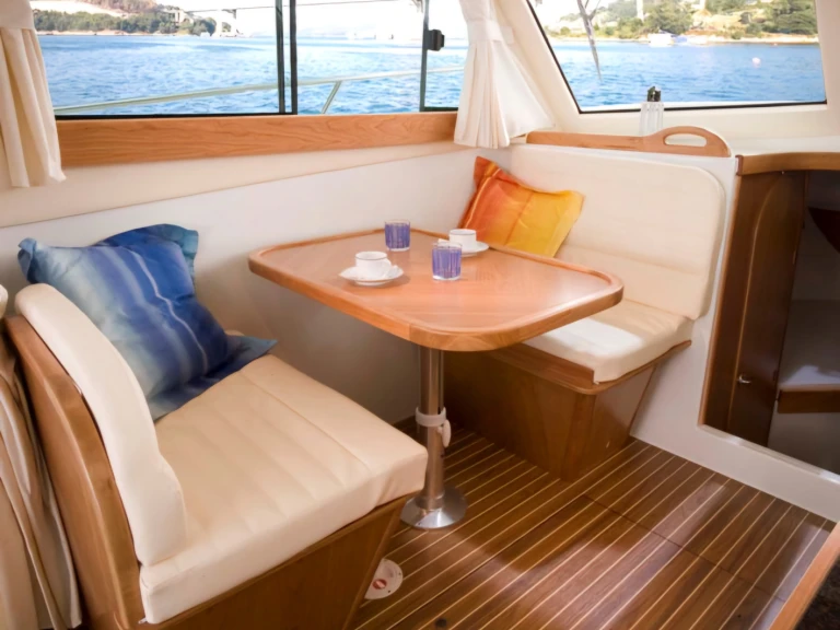 Starfisher 840 między profesjonalistami a osobami prywatnymi w Puerto Marina Benalmadena