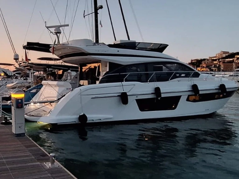 Azimut Azimut 53 Fly między profesjonalistami a osobami prywatnymi w Porto Villa San Giovanni