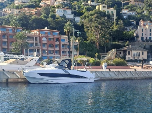 Bénéteau Flyer 8.8 SUNdeck między profesjonalistami a osobami prywatnymi w Mandelieu-la-Napoule