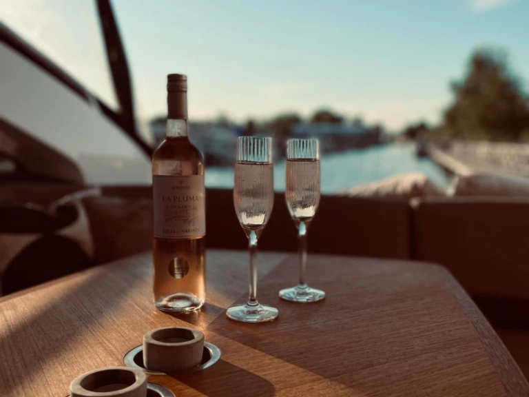 Princess Princess V53 między profesjonalistami a osobami prywatnymi w Makarska