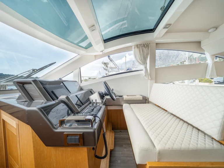 Wynajem łodzi Galeon Galeon 430 Skydeck w Makarska na SamBoat 