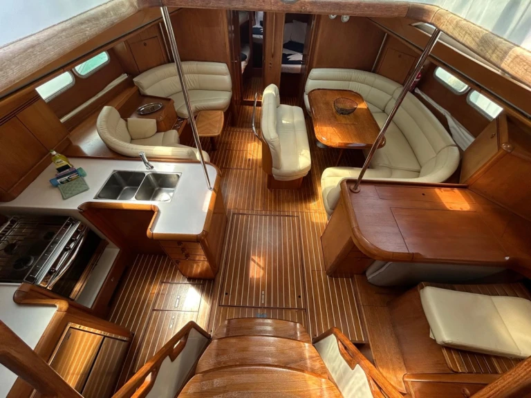 Jeanneau Sun Odyssey 54 DS między profesjonalistami a osobami prywatnymi w Cugnana Verde