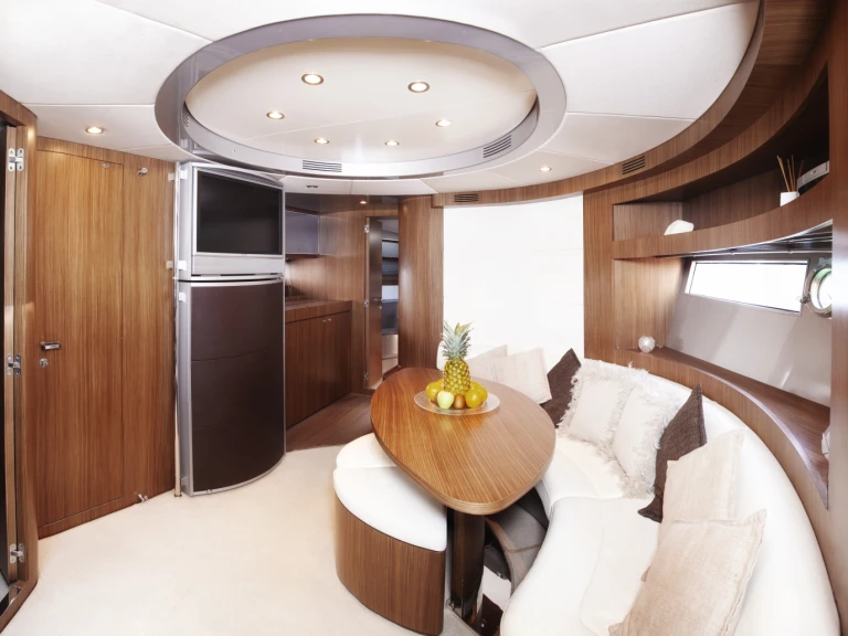 Motorówka do wynajmu w Marina Botafoch w najlepszej cenie