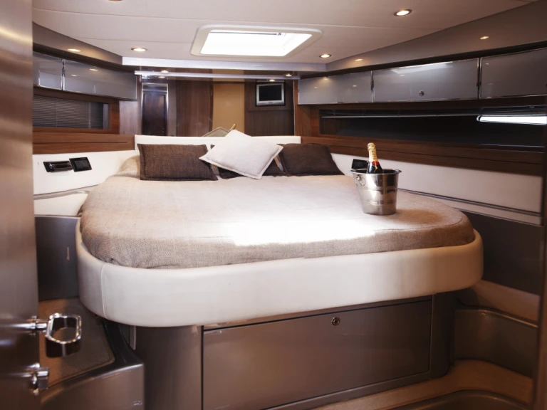 Riva RIVALE 52 między profesjonalistami a osobami prywatnymi w Marina Botafoch