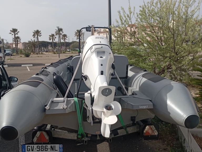 Łódż półsztywna do wynajmu w Le Barcarès w najlepszej cenie