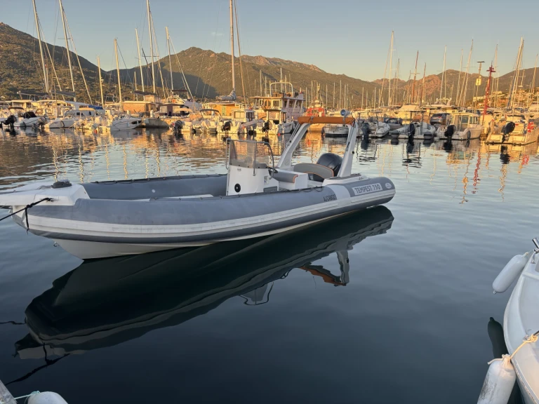 Capelli Tempest 750 między profesjonalistami a osobami prywatnymi w Bonifacio