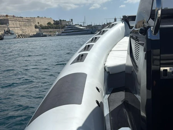 Łódż półsztywna do wynajmu w Pietà w najlepszej cenie