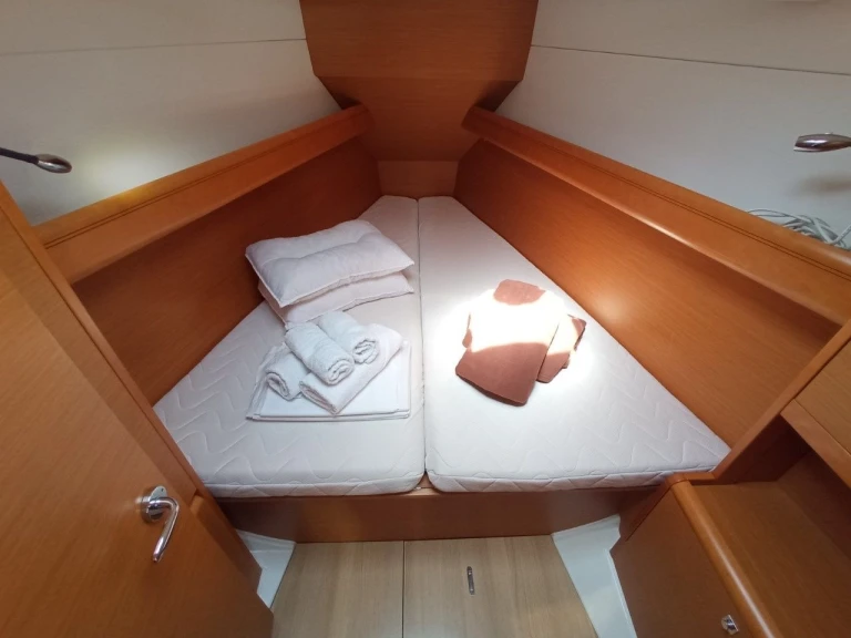 Jeanneau Sun Odyssey 379 (3 cab.) między profesjonalistami a osobami prywatnymi w Lefkáda