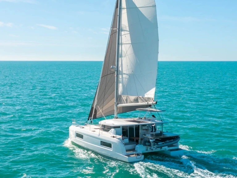 Wynajem Katamaran Lagoon z patentem 