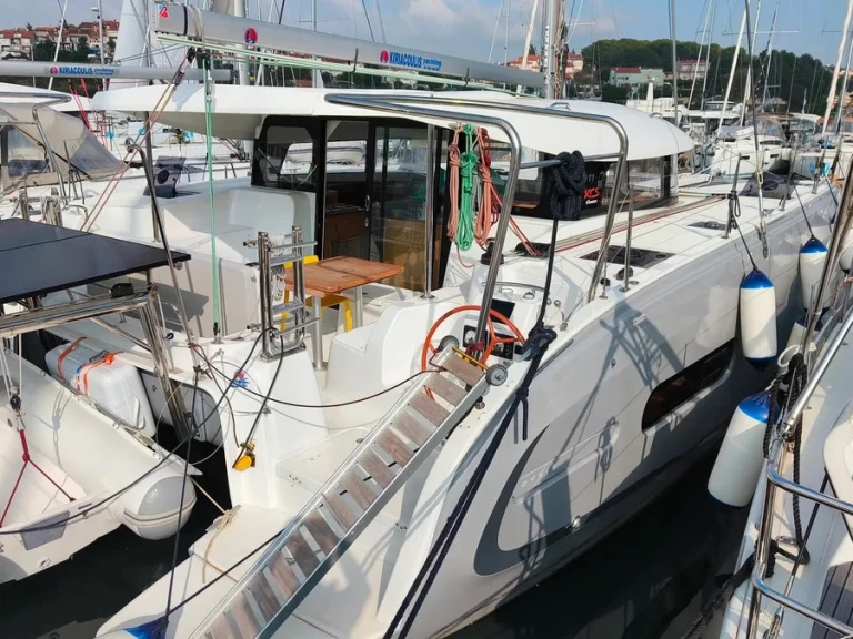 Wynajmij Excess Excess 11 (6 cab.) w Pula