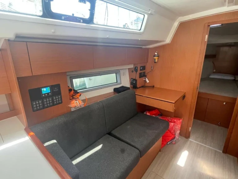 Bavaria Bavaria C42 (3 cab.) między profesjonalistami a osobami prywatnymi w Paros (wyspa)