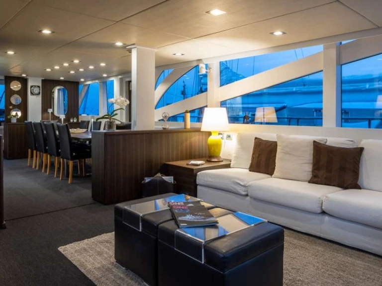 Wynajem Luksusowy jacht Custom z patentem 